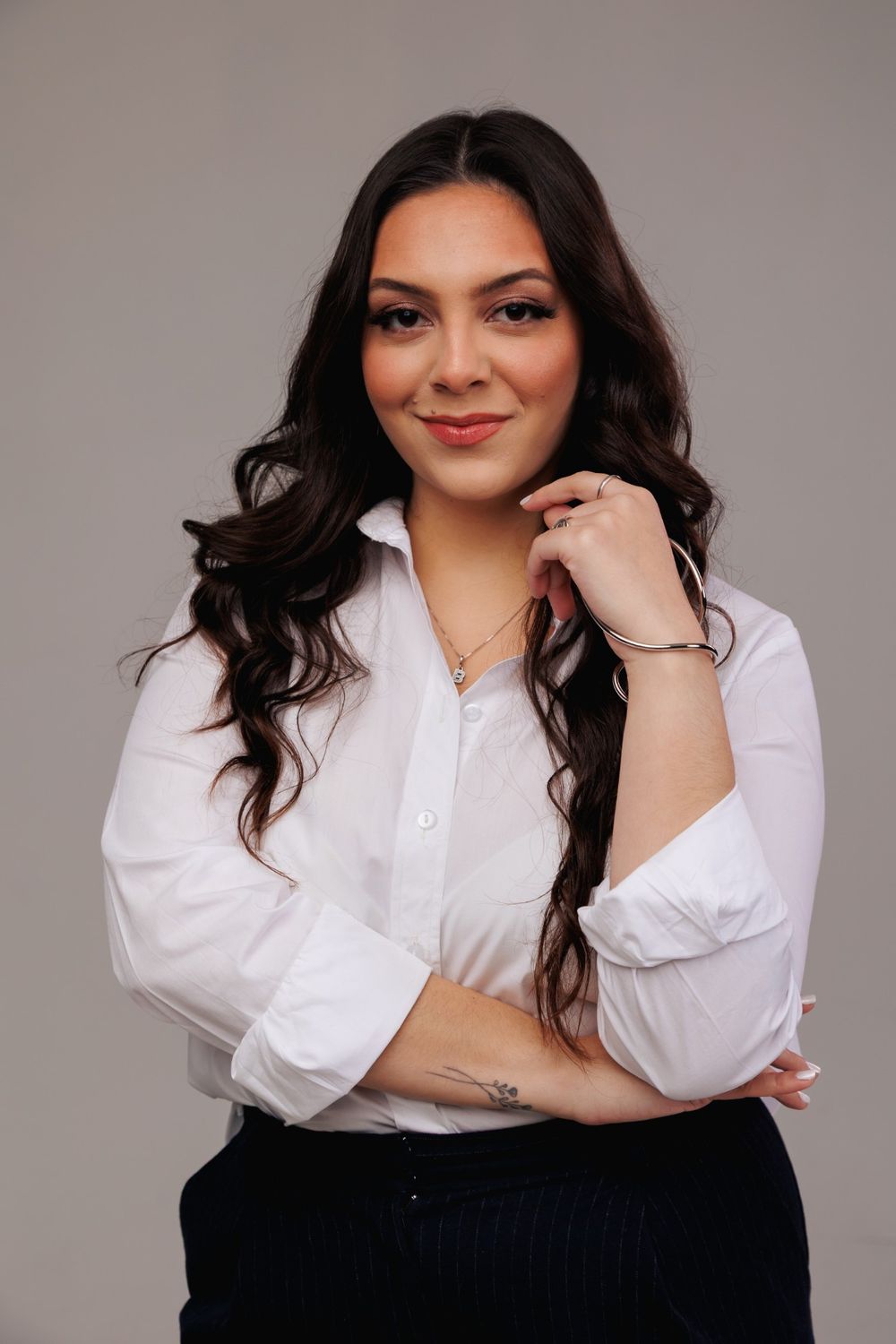 Yasmin Senna de camisa branca